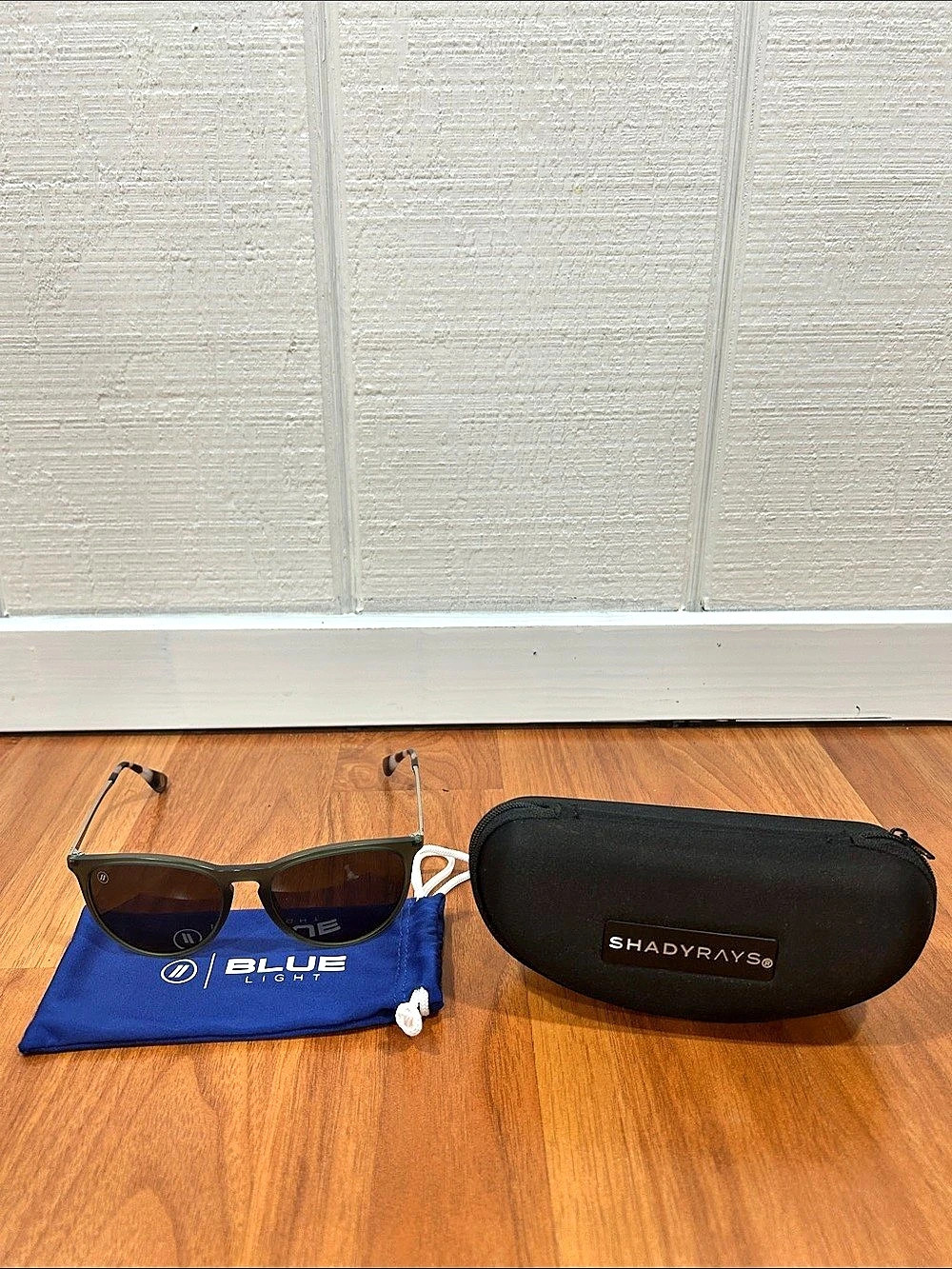 Shady Rays Slender Sunglasses in Black & Blue Like New